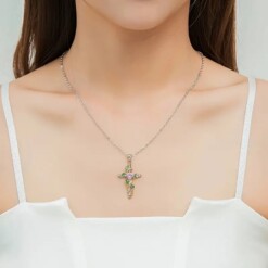 Collana con ciondolo a forma di croce vintage